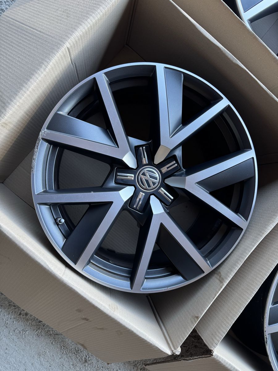 VW Touareg R20Braga III CR7 Originale Fara Anvelope 2