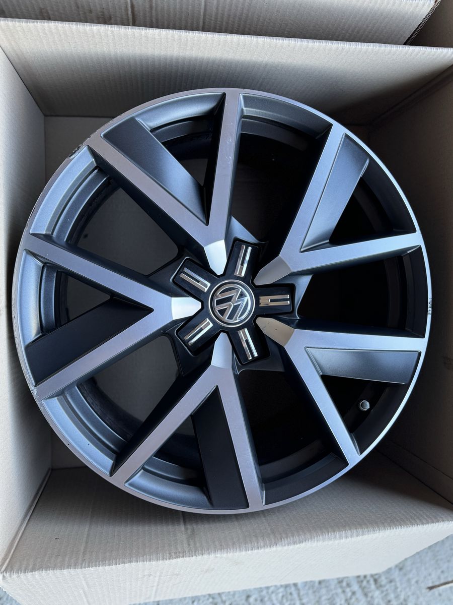 VW Touareg R20Braga III CR7 Originale Fara Anvelope 3